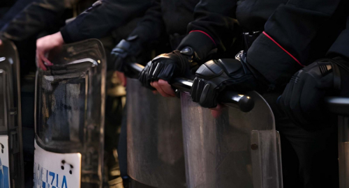 Bologna, morte di Abderrahim Fakir: accertamenti in corso e proteste sfociate in scontri